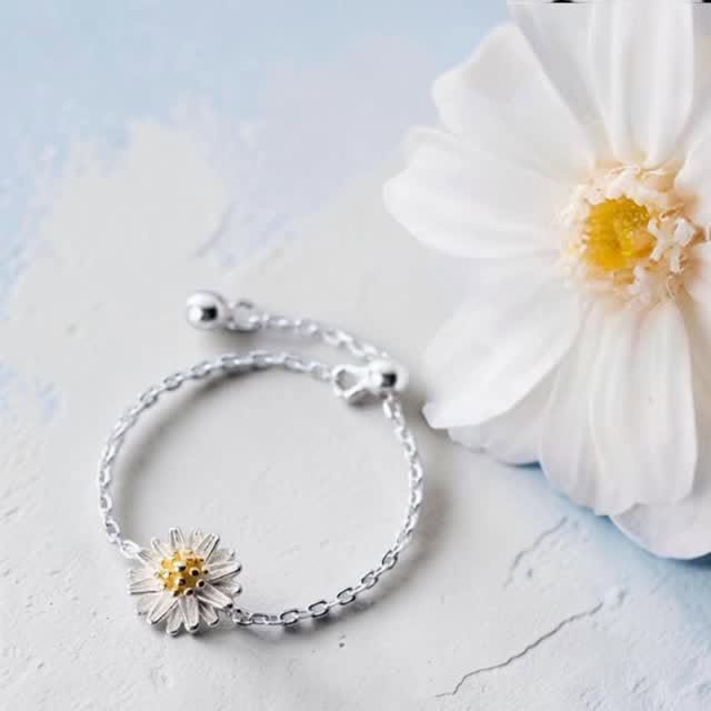 Daisy charm bracelet